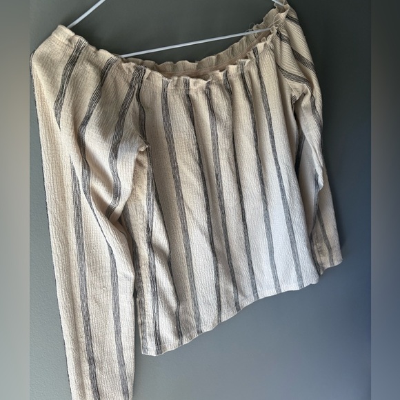 That’s it! Size small, off the shoulder, striped, cream coloured top - Picture 3 of 7